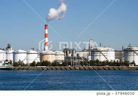 石油コンビナートのタンク群 37946050