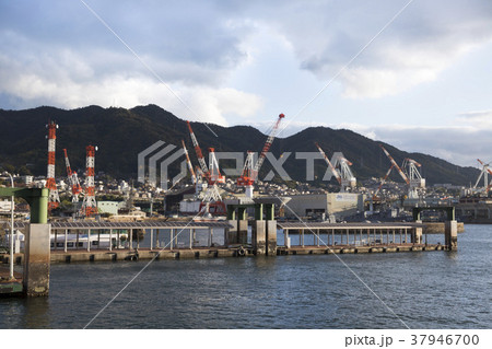 呉中央桟橋と造船所のクレーン 37946700