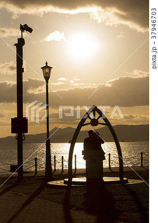 大和波止場のモニュメントとカップル 37946703