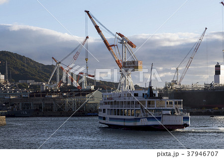 呉港に入るフェリーと造船所のクレーン 37946707