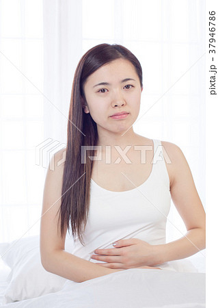 女性 腹痛 女性 腹痛 37946786