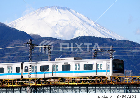 富士山と酒匂川の鉄橋を渡る小田急3000形通勤電車 37947201