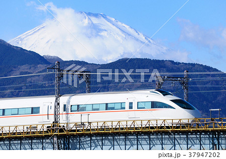 富士山と酒匂川の鉄橋を渡る小田急ロマンスカーVSE 37947202