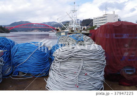 港に置かれた漁具 37947225