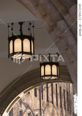 石造りのアーチと灯篭型のランプ 37947349