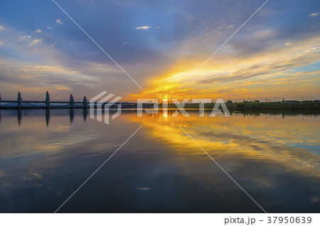 橋 夕焼け 川 37950639