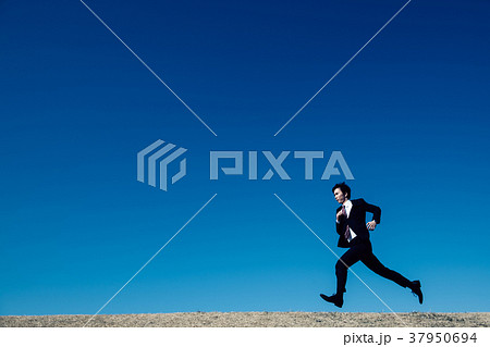 走るビジネスマン　日本人男性 37950694