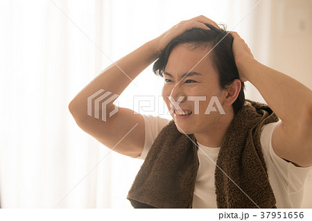 髪を気にする若い日本人男性 37951656