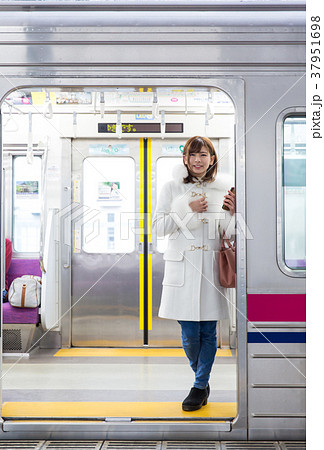 電車 女性 撮影協力 京王電鉄株式会社 の写真素材