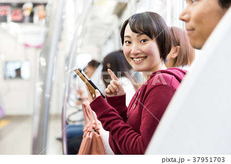 電車 スマホ　撮影協力「京王電鉄株式会社」 37951703