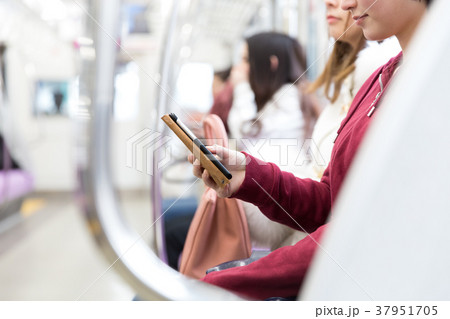 電車 スマホ　撮影協力「京王電鉄株式会社」 37951705