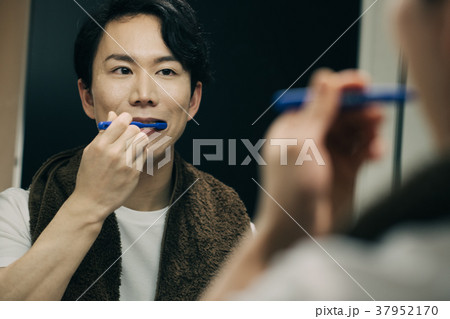 歯みがきをする若い男性　日本人 37952170