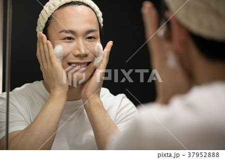 顔を洗う若い男性 メンズビューティー 顔を洗う若い男性 メンズビューティー 37952888