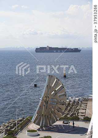 夏の海ほたるパーキングエリアにて 37953266