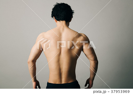 筋肉 若い男性 後ろ姿 広背筋 裸の写真素材