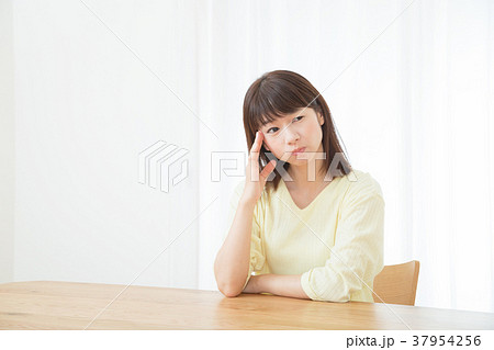 心配性　頭痛　頭が痛い　ネガティブイメージ　体調不良　女性　ポートレート　20代　30代 37954256