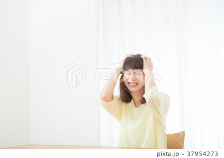 心配性 頭痛 頭が痛い ネガティブイメージ 体調不良 女性 ポートレート 20代 30代 心配性 頭痛 頭が痛い ネガティブイメージ 体調不良 女性 ポートレート 20代 30代 37954273