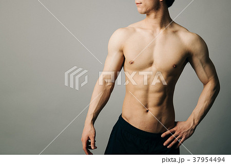 男性アスリート 裸 肉体美の写真素材