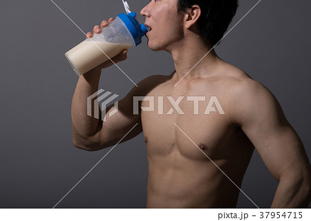 プロテインを飲むボディービルダー 日本人男性の写真素材