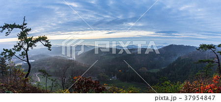 田舎 山 夕焼け 37954847