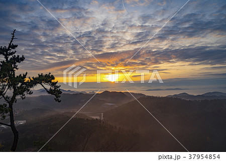 空 山 夕焼け 37954854