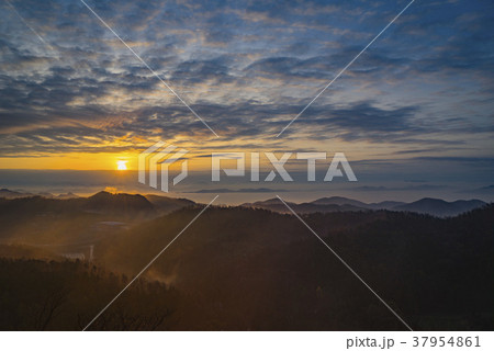 空 山 夕焼け 37954861