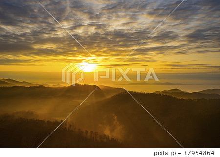 空 山 夕焼け 37954864
