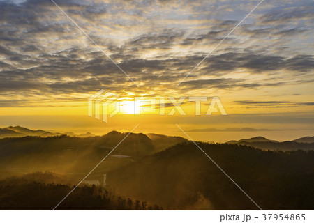 空 山 夕焼け 37954865