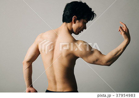 男性アスリート 後ろ姿 上腕二頭筋の写真素材