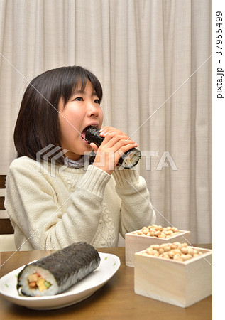 節分を楽しむ女の子 節分を楽しむ女の子 37955499