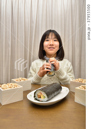 節分を楽しむ女の子 節分を楽しむ女の子 37955500