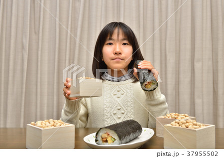節分を楽しむ女の子 37955502