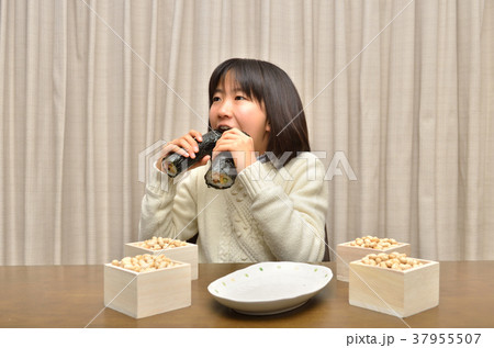 節分を楽しむ女の子 節分を楽しむ女の子 37955507