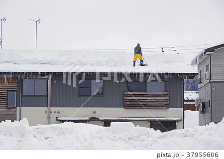 雪下ろしの風景 37955606