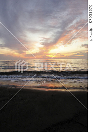青島の朝焼け 37955670