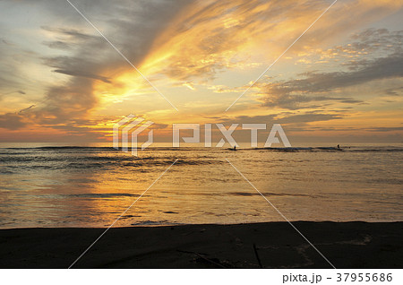 青島の朝焼け 37955686