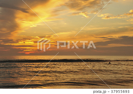 青島の朝焼け 37955693