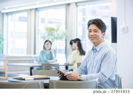 カジュアルオフィスイメージ ビジネスイメージ 私服 会社員の写真素材