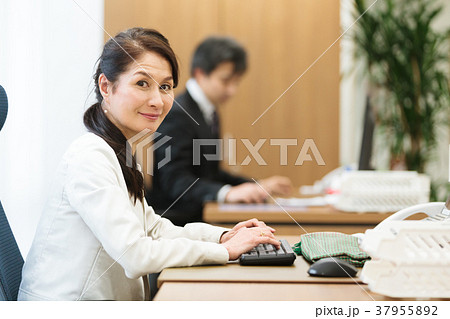 女性　部長　ビジネスシーン 37955892