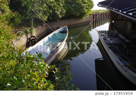 民家の傍の船置き場 37955959