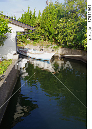 民家の傍の船置き場 37955961