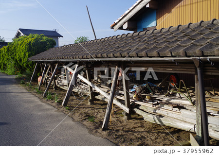 湖畔の民家の資材置き場 37955962