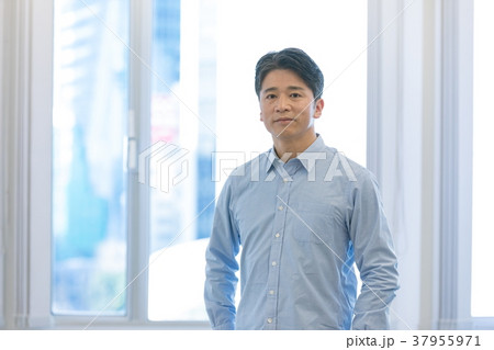 カジュアルオフィスイメージ ビジネスイメージ 私服 会社員 カジュアルオフィスイメージ ビジネスイメージ 私服 会社員 37955971