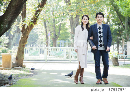 夫婦 カップル デート ミドル ライフスタイル カジュアル 夫婦 カップル デート ミドル ライフスタイル カジュアル 37957974