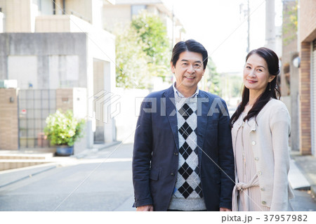 夫婦 カップル デート ミドル ライフスタイル カジュアル 夫婦 カップル デート ミドル ライフスタイル カジュアル 37957982