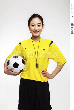 若い女性 サッカー 審判の写真素材