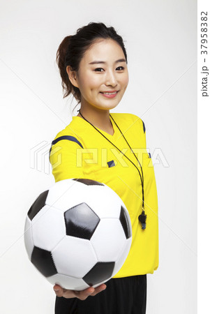 若い女性 サッカー 審判の写真素材 3795