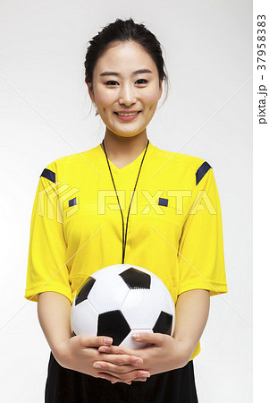 若い女性 サッカー 審判の写真素材 3795