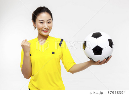 若い女性 サッカー ボール 37958394