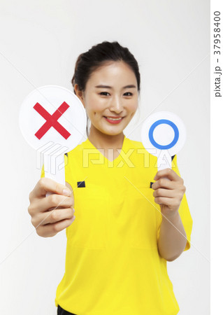 若い女性 審判 ユニフォーム 37958400
